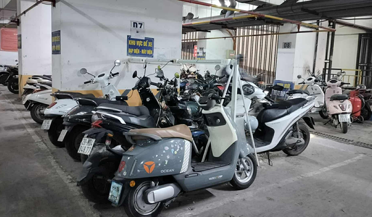 Phường chỉ đạo 'nóng' vụ chung cư 'vạn dân' ở Hà Nội thông báo ngừng nhận trông xe điện dưới tầng hầm