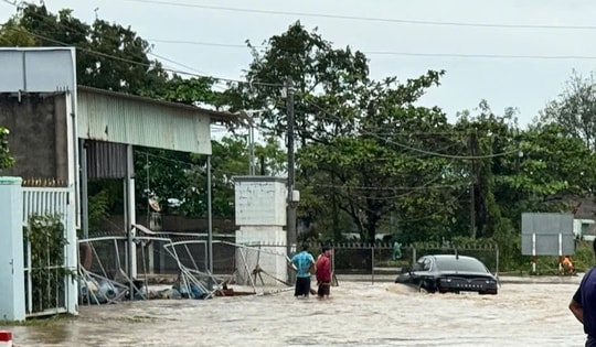 Nước lũ dâng hơn 2 mét, chia cắt Quốc lộ 1 và cuốn trôi tàu thuyền ở Lâm Đồng