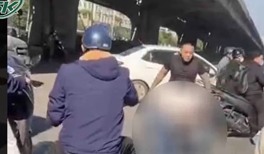 Bắt khẩn thanh niên côn đồ đánh người giữa đường ở Hà Nội, hé lộ nguyên nhân đằng sau