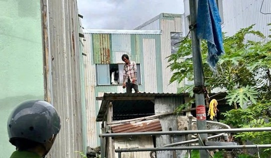 Khống chế đối tượng có hành động nguy hiểm trên mái nhà