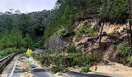 Vết nứt trên đèo D’Ran phát triển, Quốc lộ 20 tiếp tục sạt lở