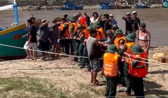 Bộ đội cùng người dân Lâm Đồng trục vớt hàng chục tàu cá bị lũ cuốn trôi