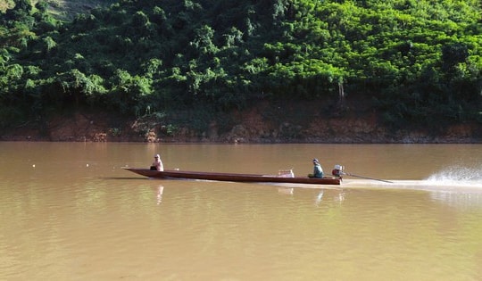 Hiểm nguy từ những chuyến 'săn gỗ' trên sông Nậm Nơn