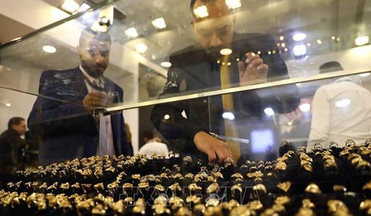 Giá vàng tuần qua trụ vững trên mốc 4.200 USD/ounce