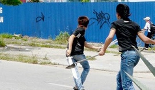 Gã đàn ông nổi máu điên chém gục người yêu cũ của vợ vì bị đòi tiền sau chia tay