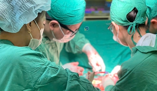 Bác sĩ Việt Nam cứu bệnh nhân Campuchia vượt 1.000 km tìm hy vọng sống