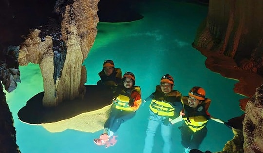 Quá trình hình thành lạ kỳ của cột thạch nhũ treo giữa hồ Lơ Lửng trong lòng hang Thung