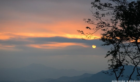 Theo chân giới trẻ lên Đồn Đèn đón bình minh và săn biển mây tuyệt đẹp