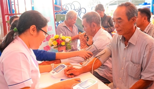 1000 người dân Cà Mau được tầm soát bệnh tim mạch, đái tháo đường và chăm sóc răng miệng miễn phí