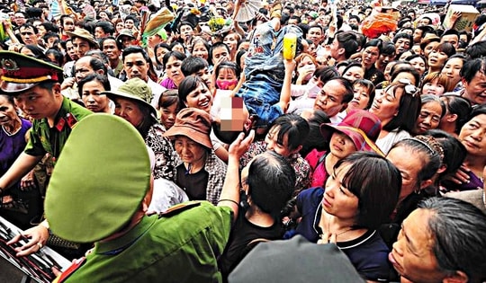 Công an cảnh báo nguy hiểm và khuyến cáo người dân khi đứng giữa đám đông