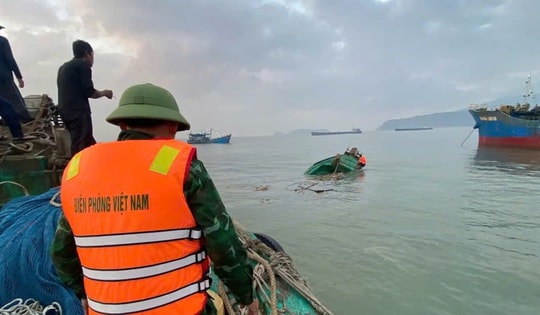 4 ngư dân thoát nạn khi tàu bị chìm trên biển