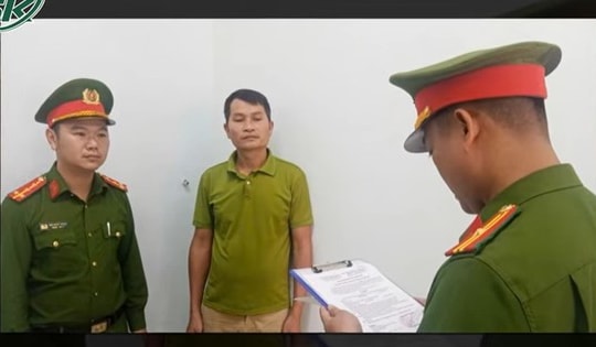 Bực tức vì bạn nhậu bị trêu, gã đàn ông vác dao chém người nguy kịch