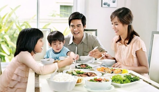 Bữa cơm gia đình liệu có còn hấp dẫn con trẻ trong thời đại đồ ăn nhanh?