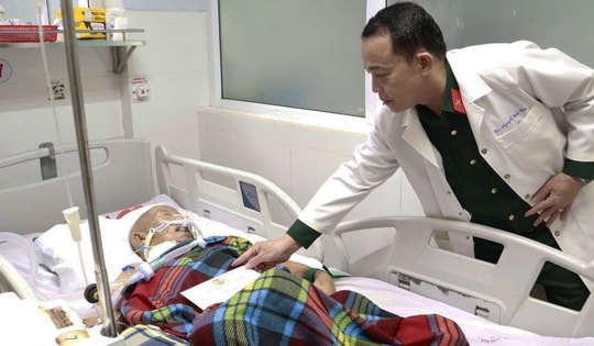 Kịp thời tiếp sức cho bệnh viện bị cô lập suốt 4 đêm 5 ngày trong lũ lịch sử