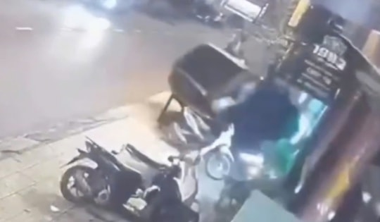 Clip ô tô bất ngờ lao lên vỉa hè tông trúng 3 người tại Quảng Trị