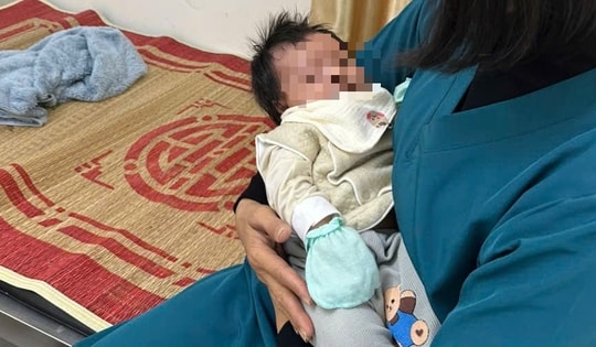 Đi thể dục buổi sáng, người phụ nữ bất ngờ phát hiện bé sơ sinh trên tấm xốp