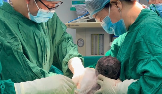 Sản phụ trẻ ở Bình Dương sinh 2 bé trai sau ca ghép nối tay đặc biệt