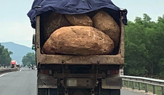 Truy tìm xe tải làm rơi đá khiến 2 người thương vong ở Lâm Đồng