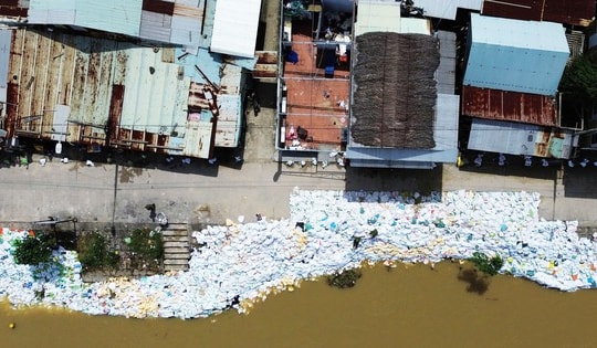 Cả làng chạy đua với thời gian, giành từng mét đất trước 'hà bá'