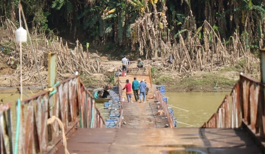 Nối nhịp cầu phao bị lũ cuốn trôi hàng cây số ở Huế