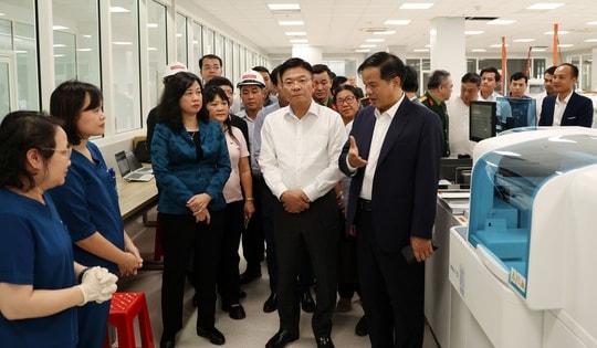 Ngày 9/12 lắp đặt hơn 300 giường tại cơ sở 2 Bệnh viện Bạch Mai, sẵn sàng phục vụ người bệnh