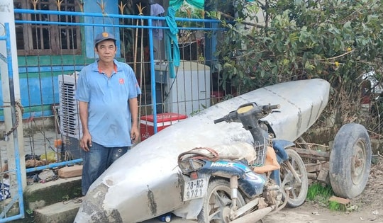 Chuyện ông nông dân vượt hiểm nguy đi cứu hàng chục người chới với trong trận lũ lụt lịch sử