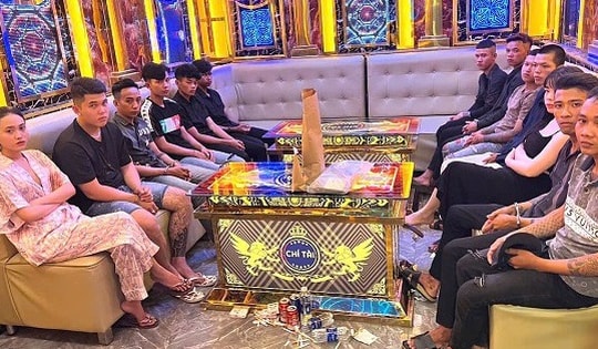 Bất ngờ kiểm tra, phát hiện 12 người dương tính ma túy tại 2 phòng VIP quán karaoke