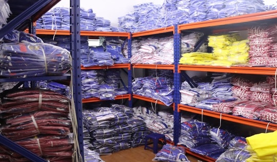 Phát hiện cửa hàng bán quần áo thể thao không đăng ký kinh doanh, có hàng nghìn sản phẩm nghi giả nhãn hiệu