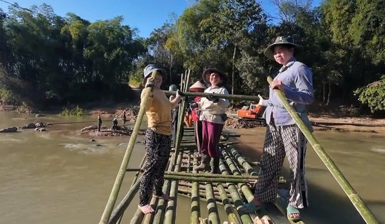 Cả bản chặt luồng, dựng cầu vượt sông lên rẫy