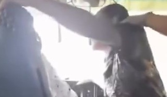 Tài xế xe buýt bị hành khách tấn công ngay lúc đang chạy trên quốc lộ