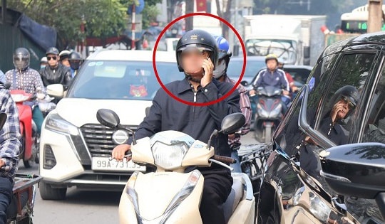 CSGT Hà Nội liên tiếp phát hiện nhiều tài xế che biển số, dùng điện thoại khi đang lái xe