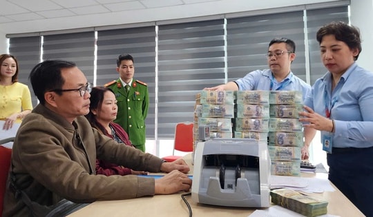 Người dân ở 'đất vàng' ven hồ Hoàn Kiếm nhận tiền đền bù đất làm quảng trường phía Đông