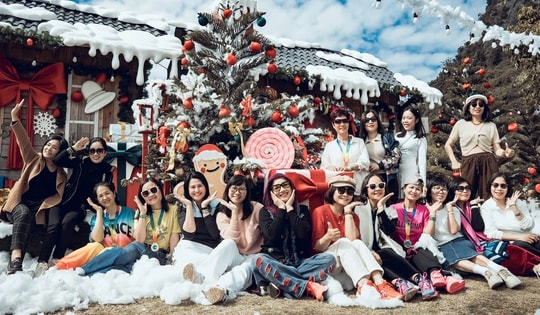 Thị trường mùa Noel giảm, nhiều hàng quán 'check-in' kích cầu