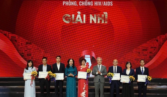 Giải Báo chí toàn quốc về phòng, chống HIV/AIDS: Tôn vinh những đóng góp thầm lặng, tiếp sức cho mục tiêu chấm dứt dịch vào năm 2030