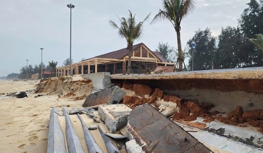 Biển 'ngoạm' bờ, phá tuyến kè hàng chục tỷ, 'ăn' dần rừng phi lao ở Quảng Trị