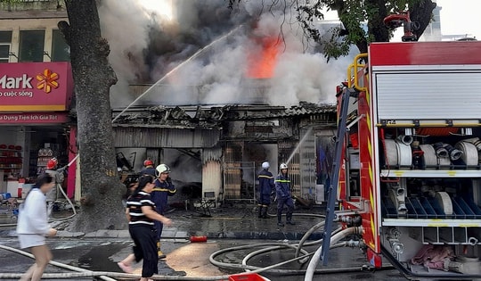 Cháy kèm tiếng nổ trên phố Lò Đúc, một phụ nữ bị thương
