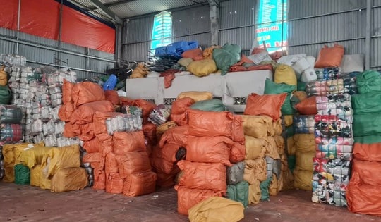 Phát hiện hơn 94 tấn quần áo đã qua sử dụng không rõ nguồn gốc trong nhà kho