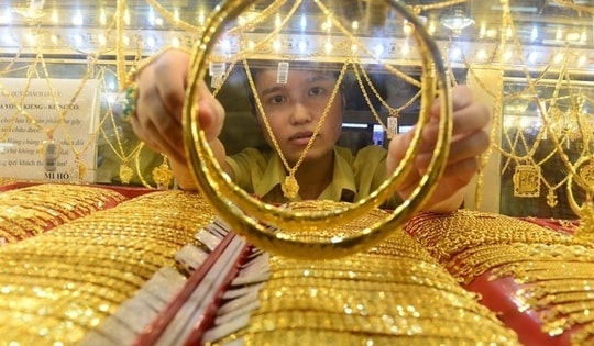 Giá vàng hôm nay ngày 11/12 biến động đủ các hướng