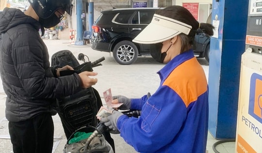 Giá xăng dầu đồng loạt giảm, RON95 còn 20.082 đ/lít