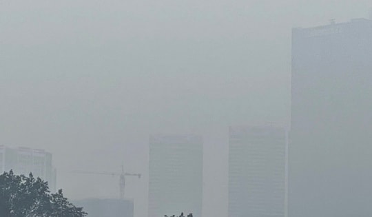 Ô nhiễm kéo dài, bụi mịn bao trùm hàng loạt tòa nhà cao tầng ở Hà Nội