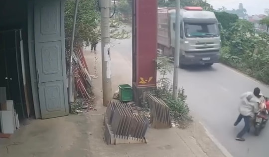 Tạm giữ người đàn ông đẩy CSGT vào đầu xe tải đang chạy