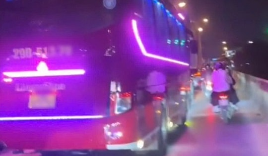 Phạt xe khách đi vào làn đường có biển báo cấm trên cầu Chương Dương