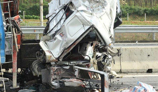 Khởi tố vụ tai nạn trên cao tốc khiến 6 người thương vong