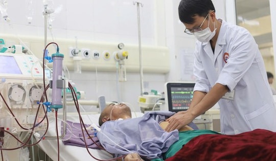 Uống nửa lít rượu mỗi ngày, người đàn ông bị viêm tụy cấp, lọc máu