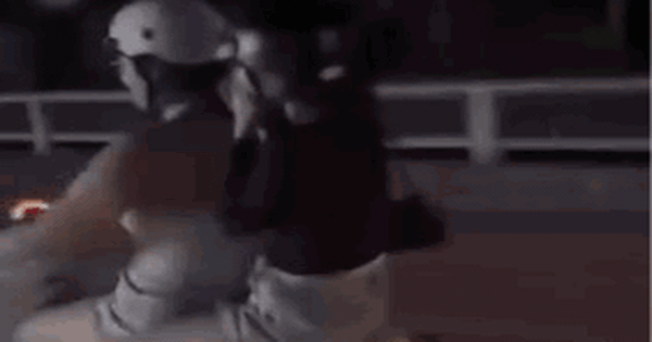 Clip cô gái lái xe máy buông 2 tay, vái lạy người đi đường