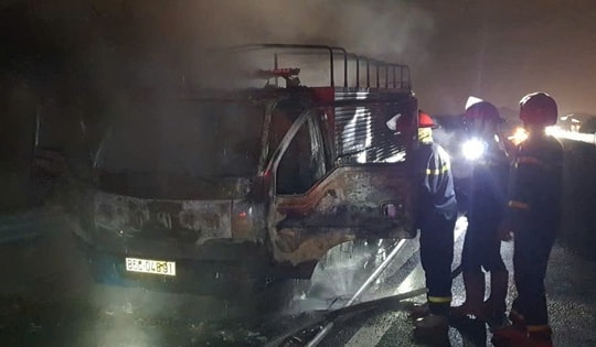 Xe tải bốc cháy ngùn ngụt trên cao tốc Phan Thiết - Dầu Giây