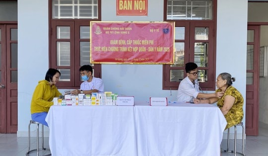 Hơn 300 thương bệnh binh và người có công được Vùng 5 Hải quân khám bệnh, cấp thuốc miễn phí