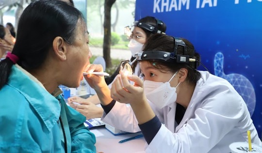 Hơn 100 thầy thuốc dựng 'phòng khám đặc biệt' giữa phố đi bộ Trần Nhân Tông