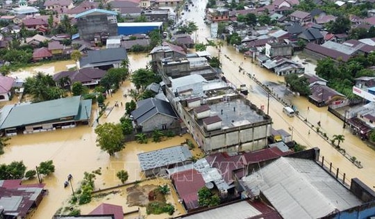 Lũ lụt Indonesia sau 2 tuần: Cứu trợ vẫn còn chật vật, hơn 1.000 người chết