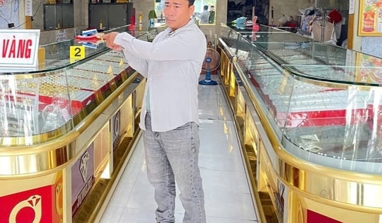 Dùng tên giả, đem vàng giả đi cầm cố